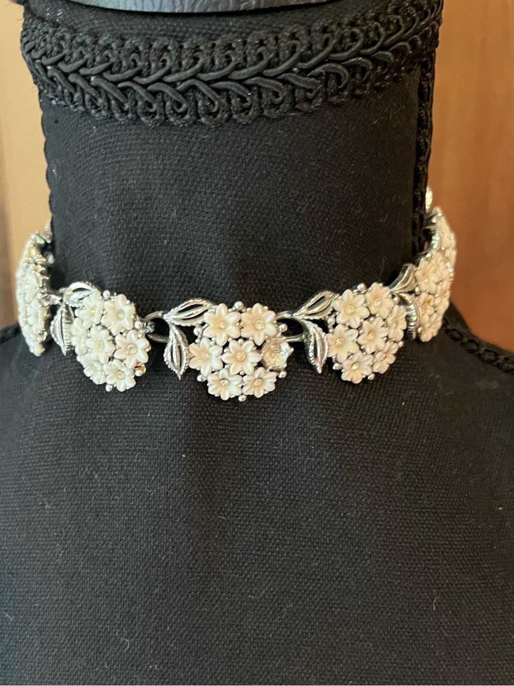 Floral Pearl Cluster Choker Necklace - White
